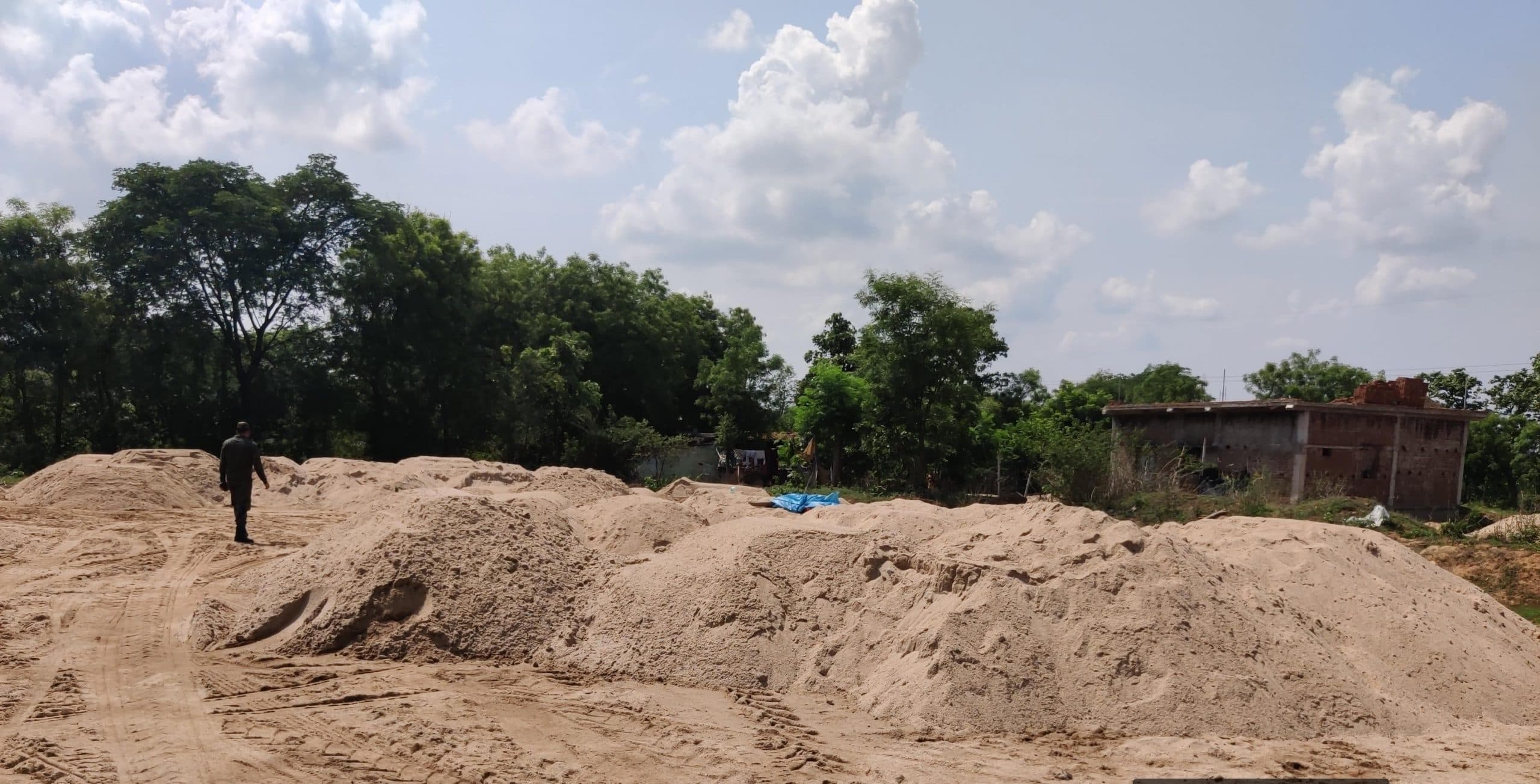 Seraikela Kharsawan News : चौड़ा में छापेमारी कर 30 हजार घनफीट अवैध बालू भंडारण जब्त