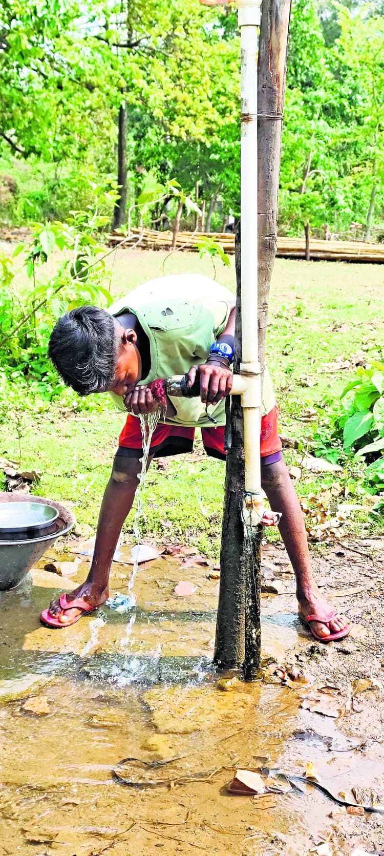 East Singhbhum News : झाटीझरना में पहाड़ी पानी से बुझ रही है ग्रामीणों की प्यास