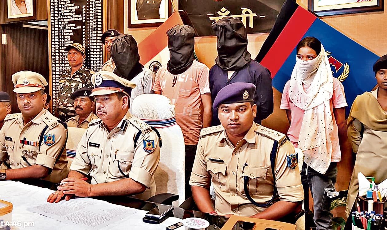 Ranchi News : ब्राउन शुगर व 4.50 लाख रुपये के साथ प्रेमी युगल सहित चार गिरफ्तार