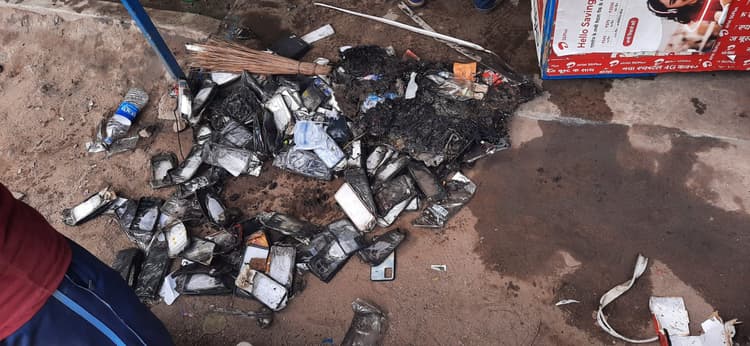 Dhanbad News: मोबाइल दुकान में आग लगी, हजारों की क्षति