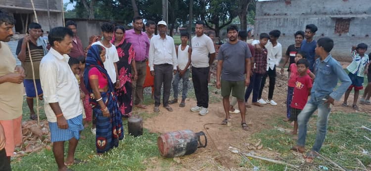 Giridih News: गैस रिसाव से दो घरों में लगी आग, एक लाख की संपत्ती का नुकसान