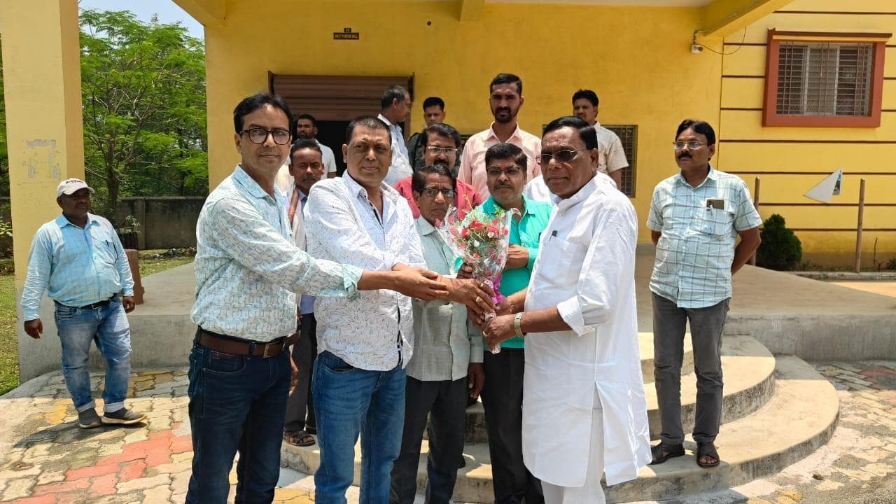 Giridih News: तीन माह के खाद्यान्न के अग्रिम उठाव को ले विधायक ने डीलरों संग की बैठक