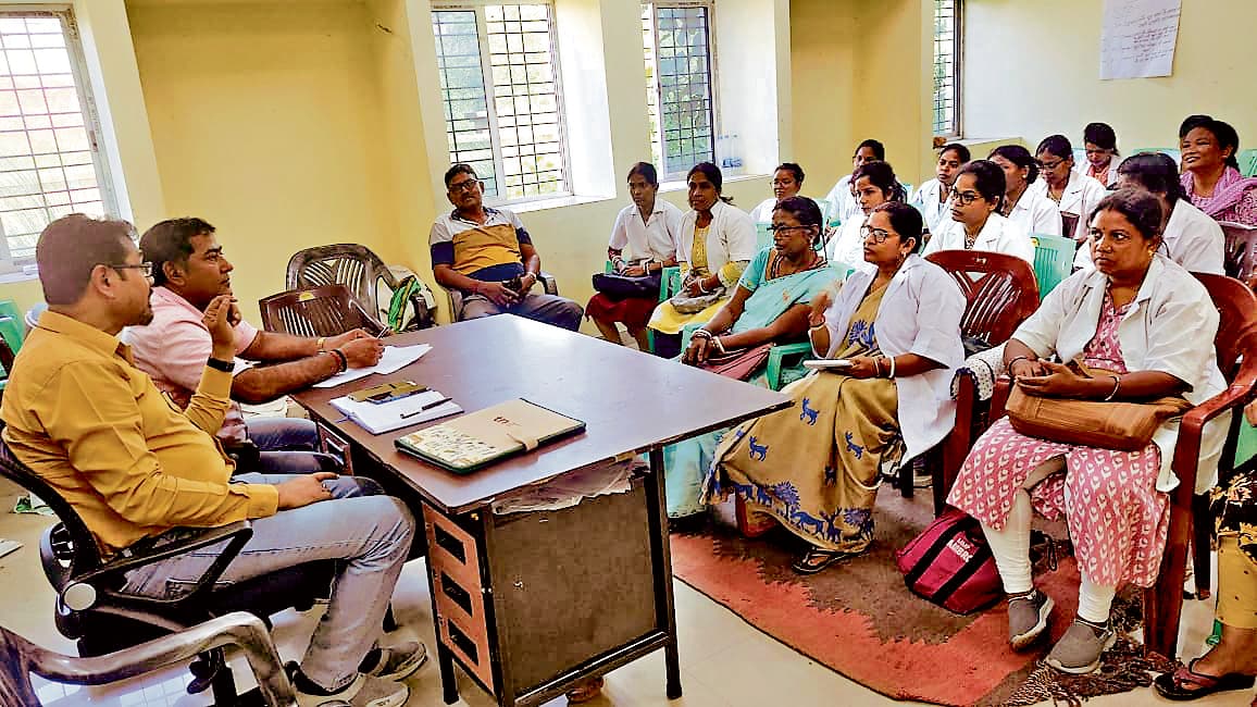 East Singbhum News : धालभूमगढ़ सीएचसी में सीएचओ की समीक्षा बैठक, चर्मरोग जांच शिविर लगा