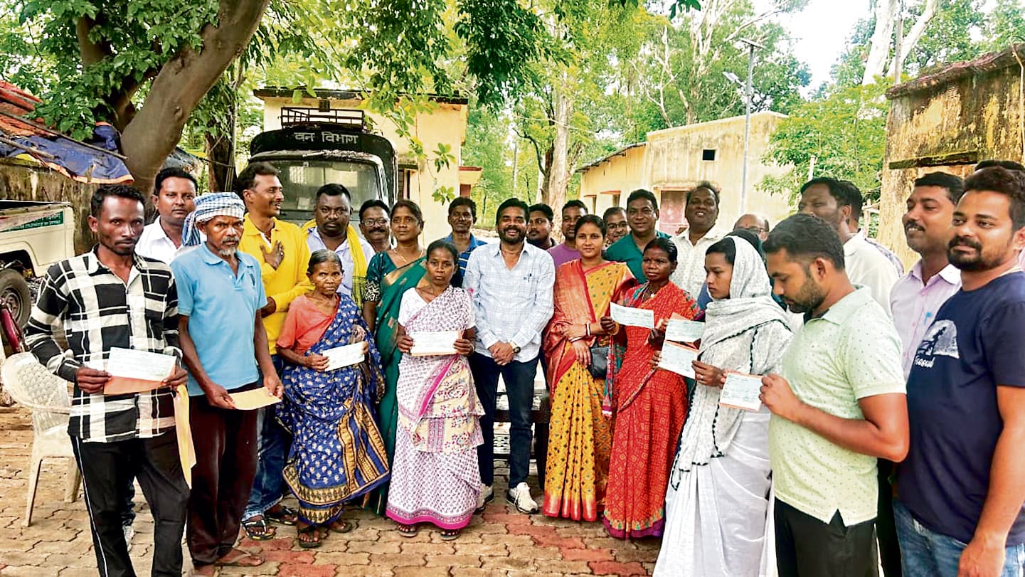 East Singhbhum News : हाथी प्रभावित परिवारों को  "18.25 लाख मुआवजा मिला