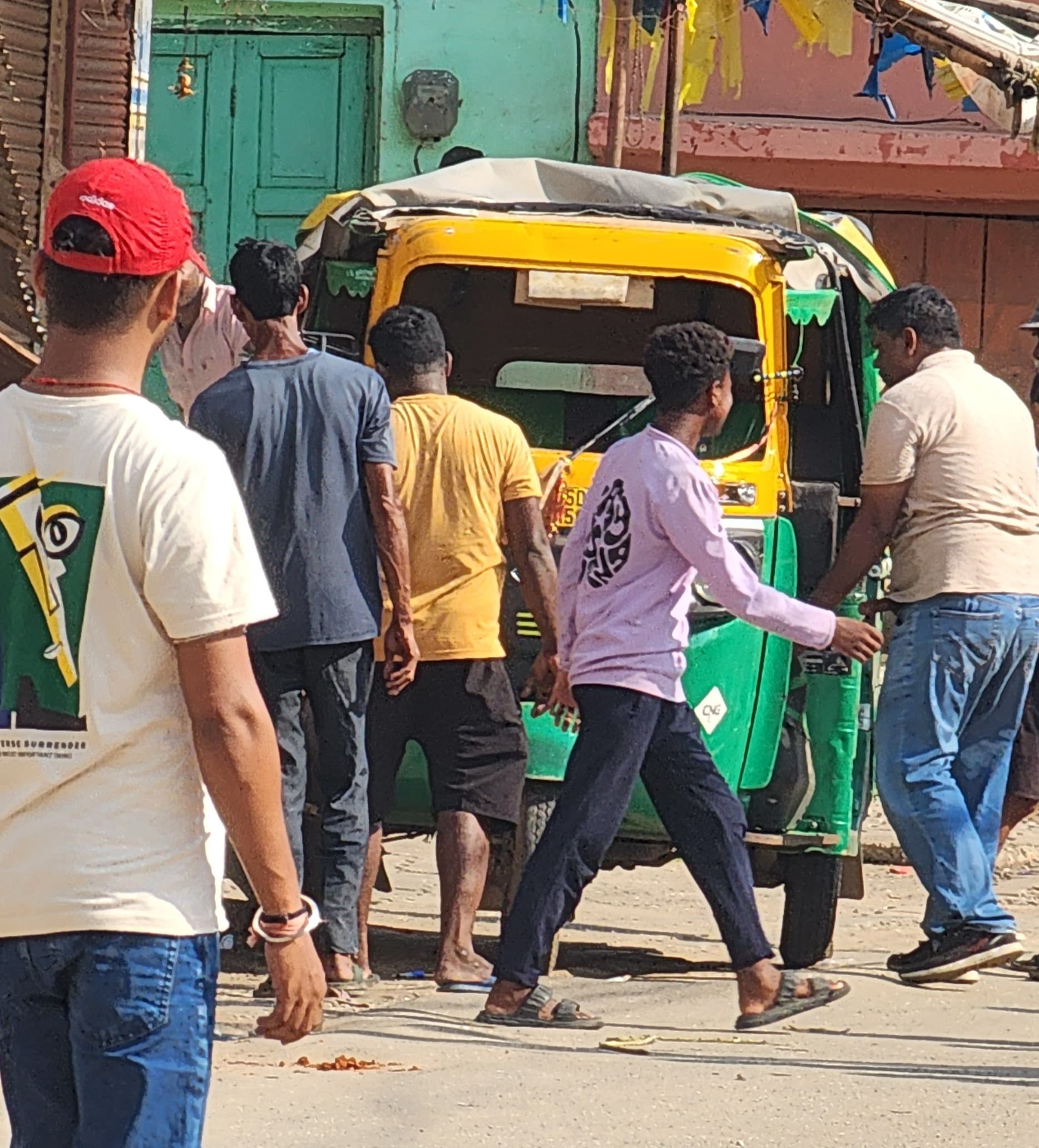 Jamshedpur News : बकरी चोरी के आरोप में टेंपो चालक व उसके साथी को युवकों ने बेरहमी से पीटा