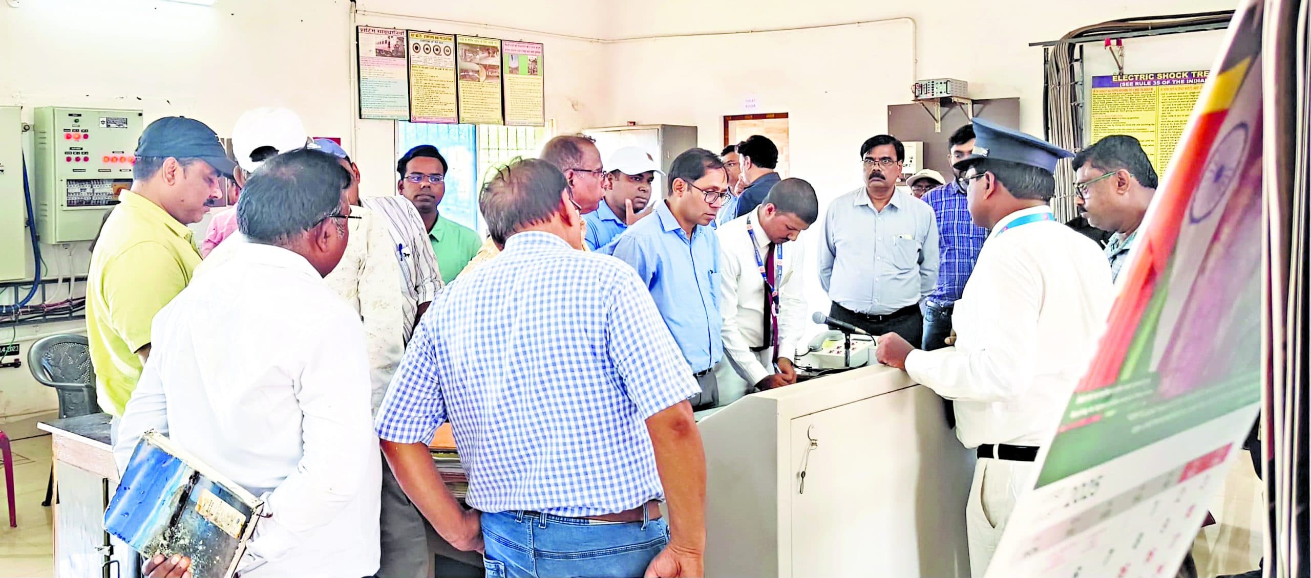 Jamshedpur News : प्लेटफार्म नंबर-1 को चकाचक करने से नहीं चलेगा काम, बाकी प्लेटफार्मों में भी व्यवस्था दुरुस्त करें : जीएम