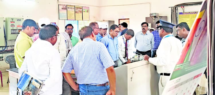 Jamshedpur News : प्लेटफार्म नंबर-1 को चकाचक करने से नहीं चलेगा काम, बाकी प्लेटफार्मों में भी व्यवस्था दुरुस्त करें : जीएम