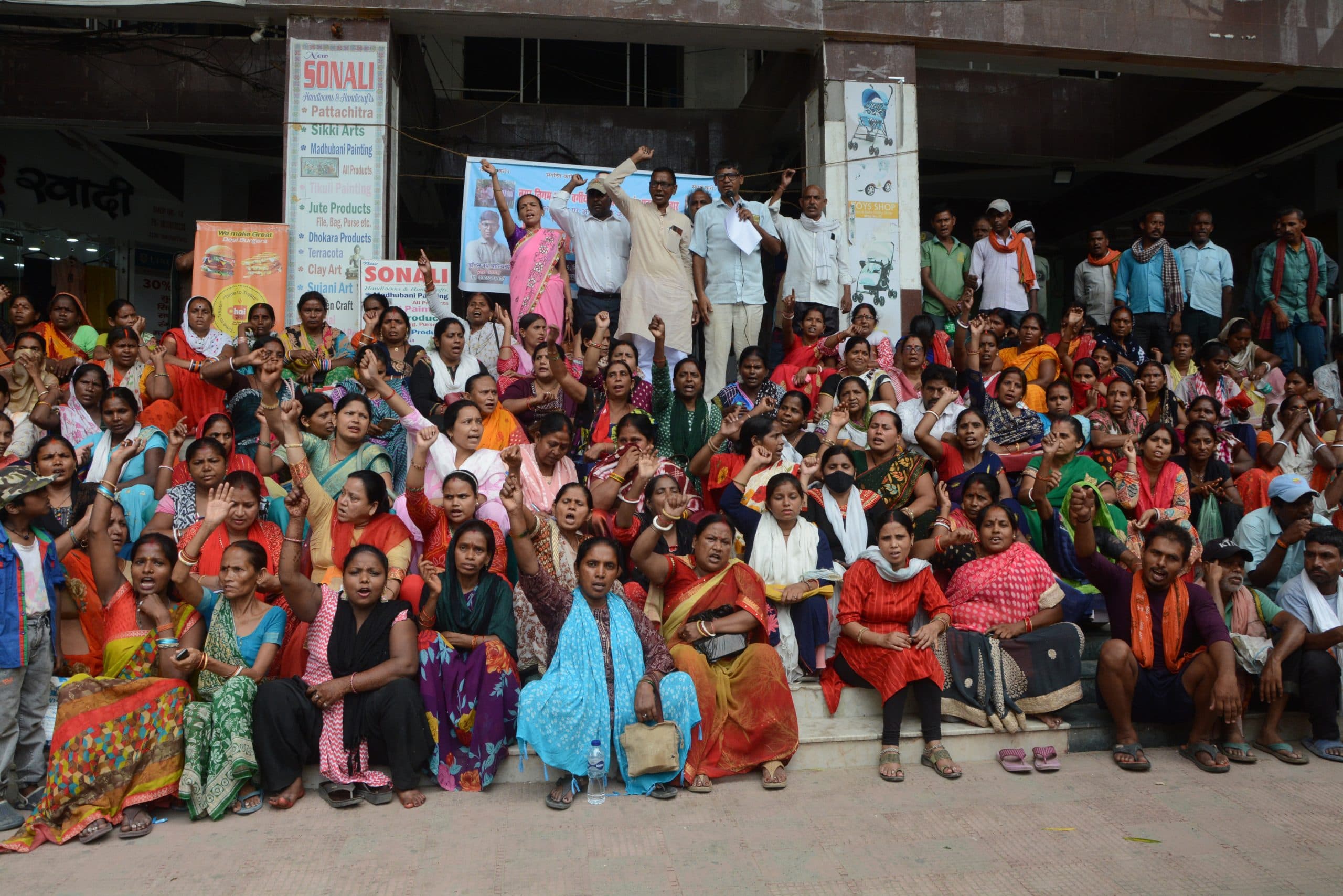 Patna News : स्थायी बहाली समेत 10 सूत्री मांगों के समर्थन में निगम कर्मियों ने मौर्यालोक में किया प्रदर्शन