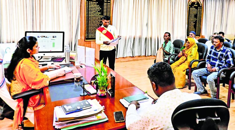 Dhanbad News : रसीद निर्गत करने में कर्मचारी कर रहे हैं आनाकानी