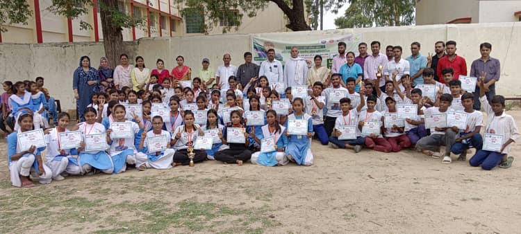 खेल प्रतियोगिता में बच्चों ने दिखायी प्रतिभा, हुए सम्मानित