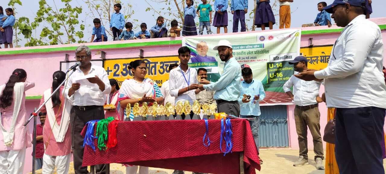 मशाल खेल प्रतियोगिता में अव्वल आये खिलाड़ियों को दिया गया मेडल