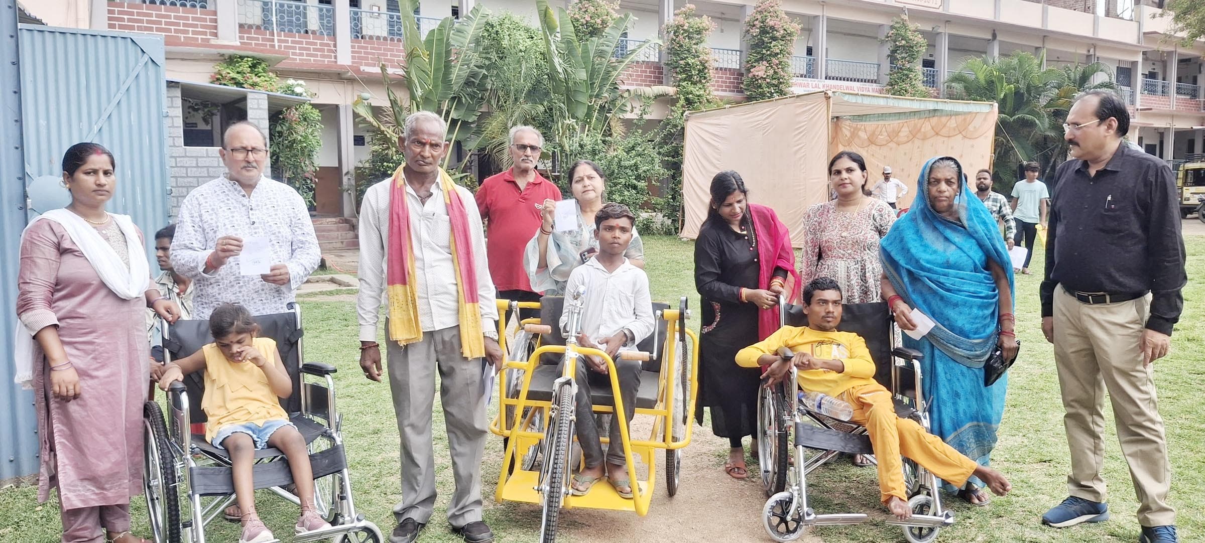 दिव्यांगों के बीच  नि:शुल्क कृत्रिम उपकरण का वितरण