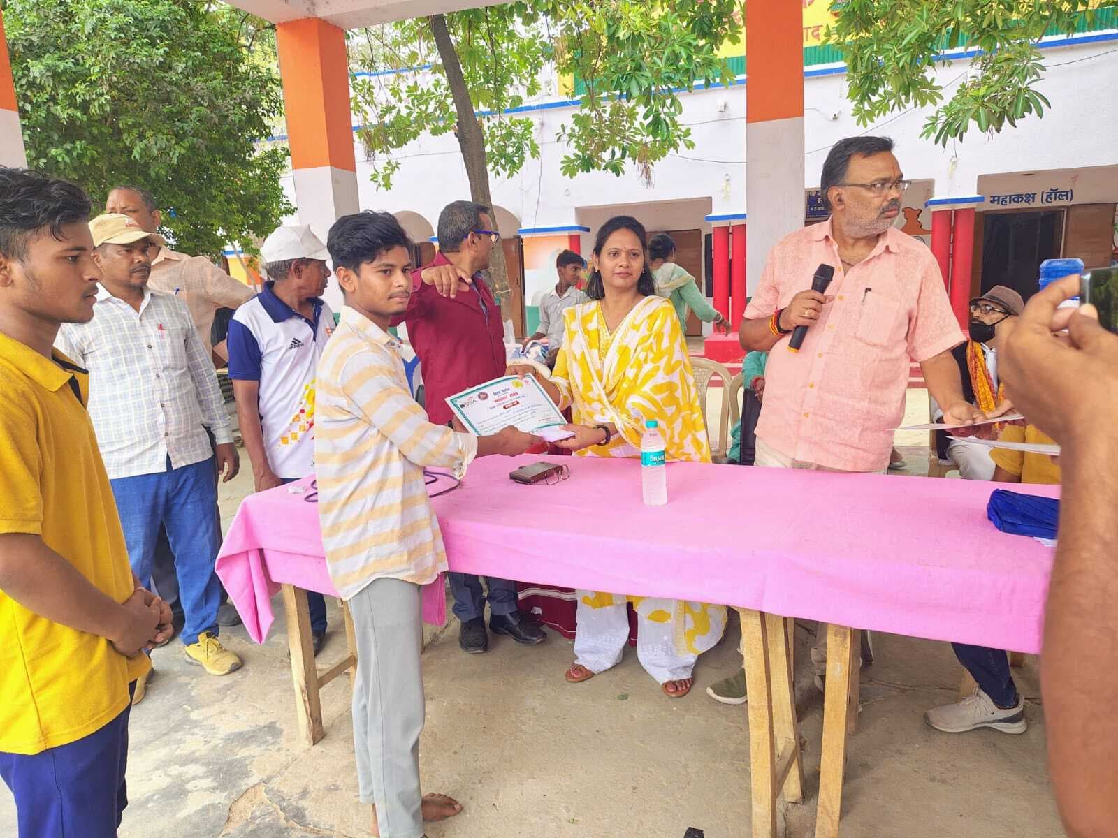 बेहतर प्रदर्शन करने वाले प्रतिभागियों को किया पुरस्कृत