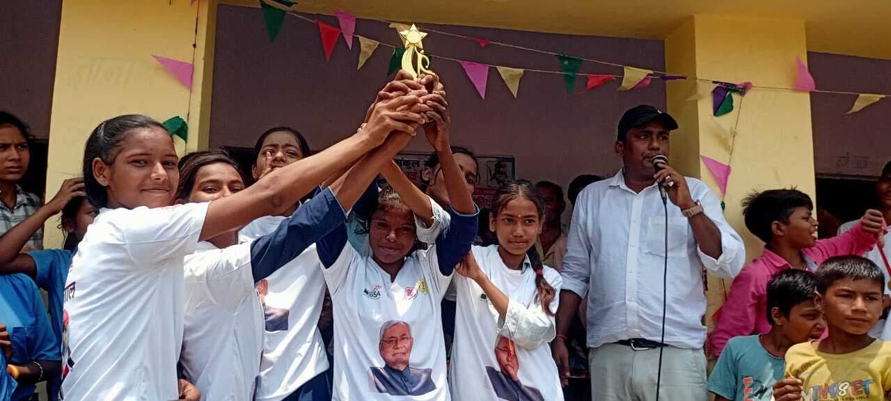 विजयी खिलाड़ियों और टीमों को पुरस्कृत किया गया