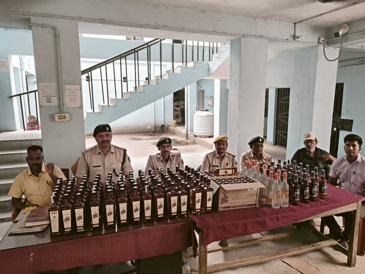 पुलिस ने भारी मात्रा में पकड़ा अंग्रेजी शराब