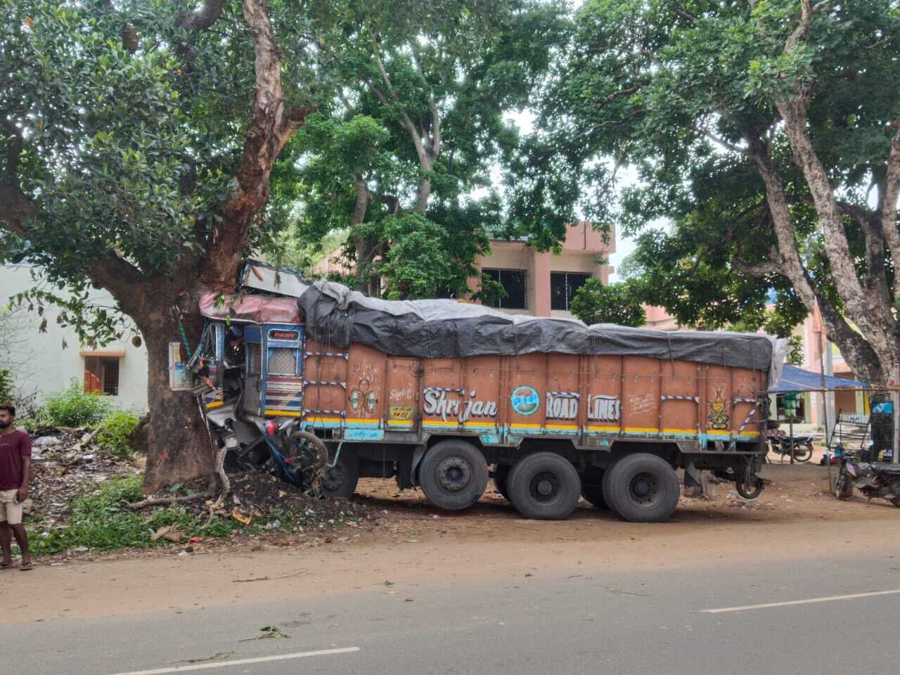 मुरहू में पेड़ से टकराया ट्रक, क्षतिग्रस्त