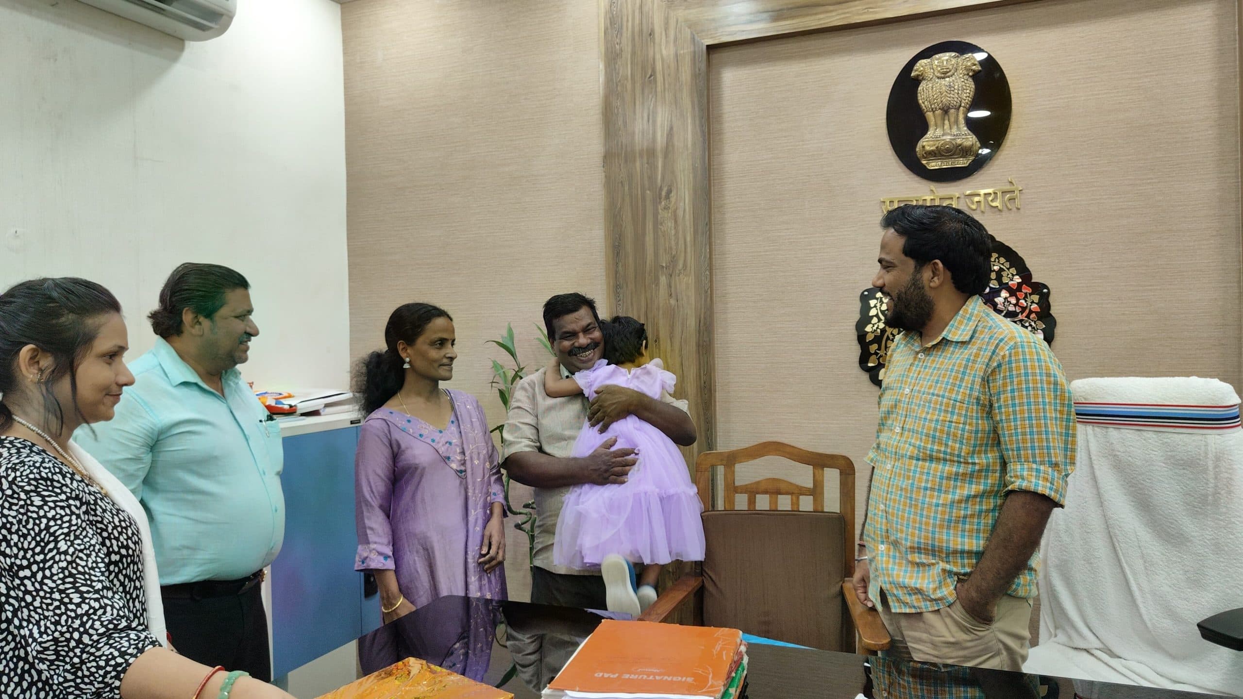 hajipur news. बच्चे को कानूनी प्रक्रिया के तहत ही लें गोद : डीएम