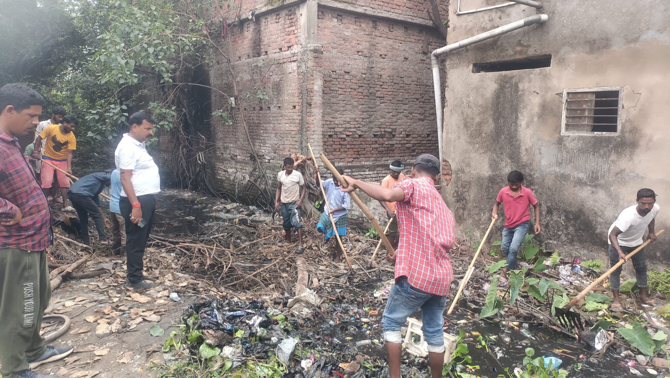 गिरजा चौक के पास नरकटिया नाला की हुई सफाई