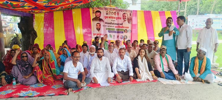 बेरोजगारी व स्वच्छताकर्मियों की छटनी के विरोध में दिया धरना प्रदर्शन