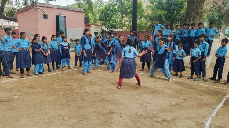 खेल व नुक्कड़ नाटक से बच्चों में सीखने की बढ़ती है ललक