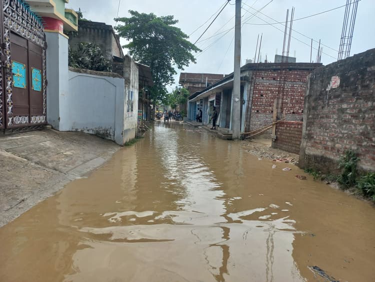 सड़क पर जल जमाव, आवागमन में हो रही परेशानी