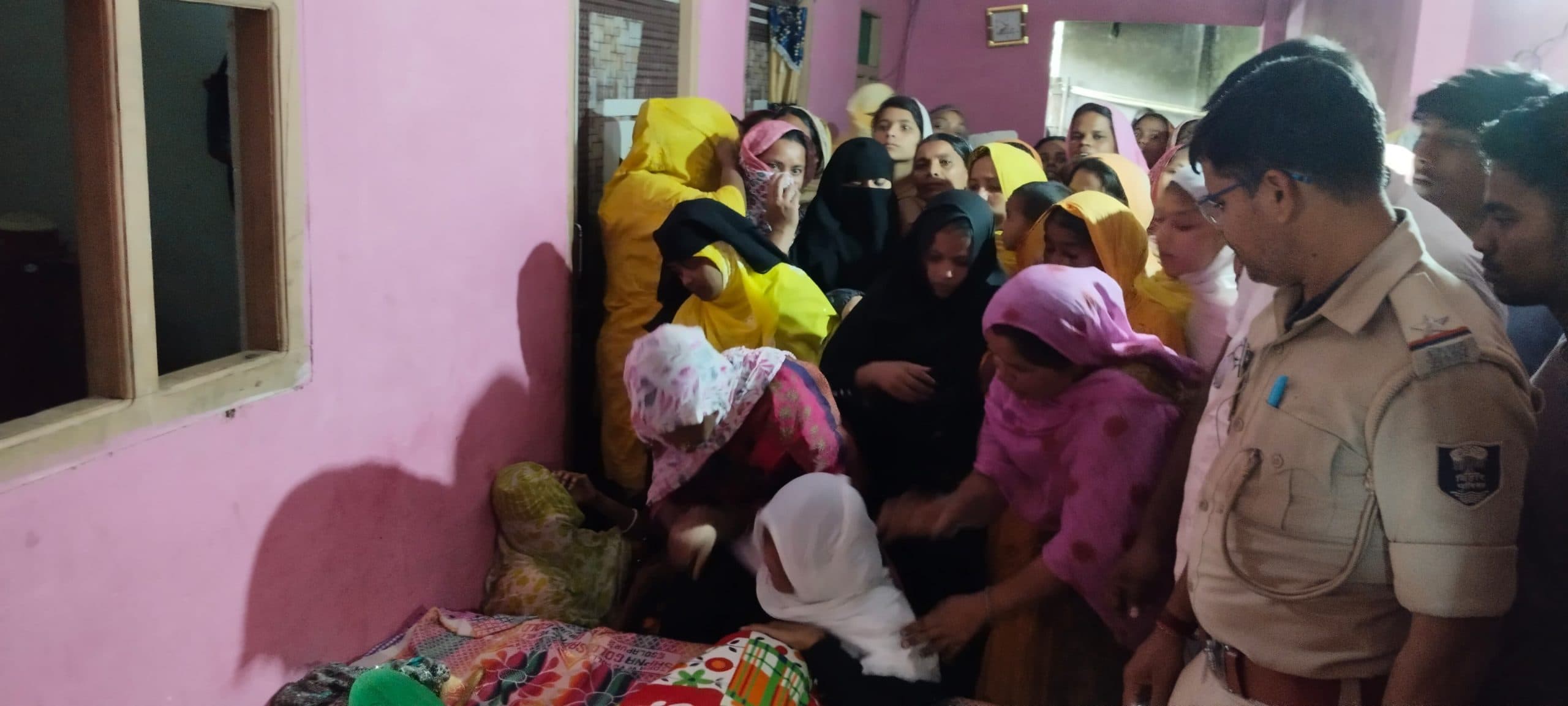 महिला संदिग्ध स्थिति में मौत, परिजन बोले हत्या कर शव लटकाया