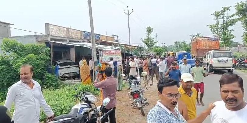 कार दुकान में घुसी, दो जख्मी