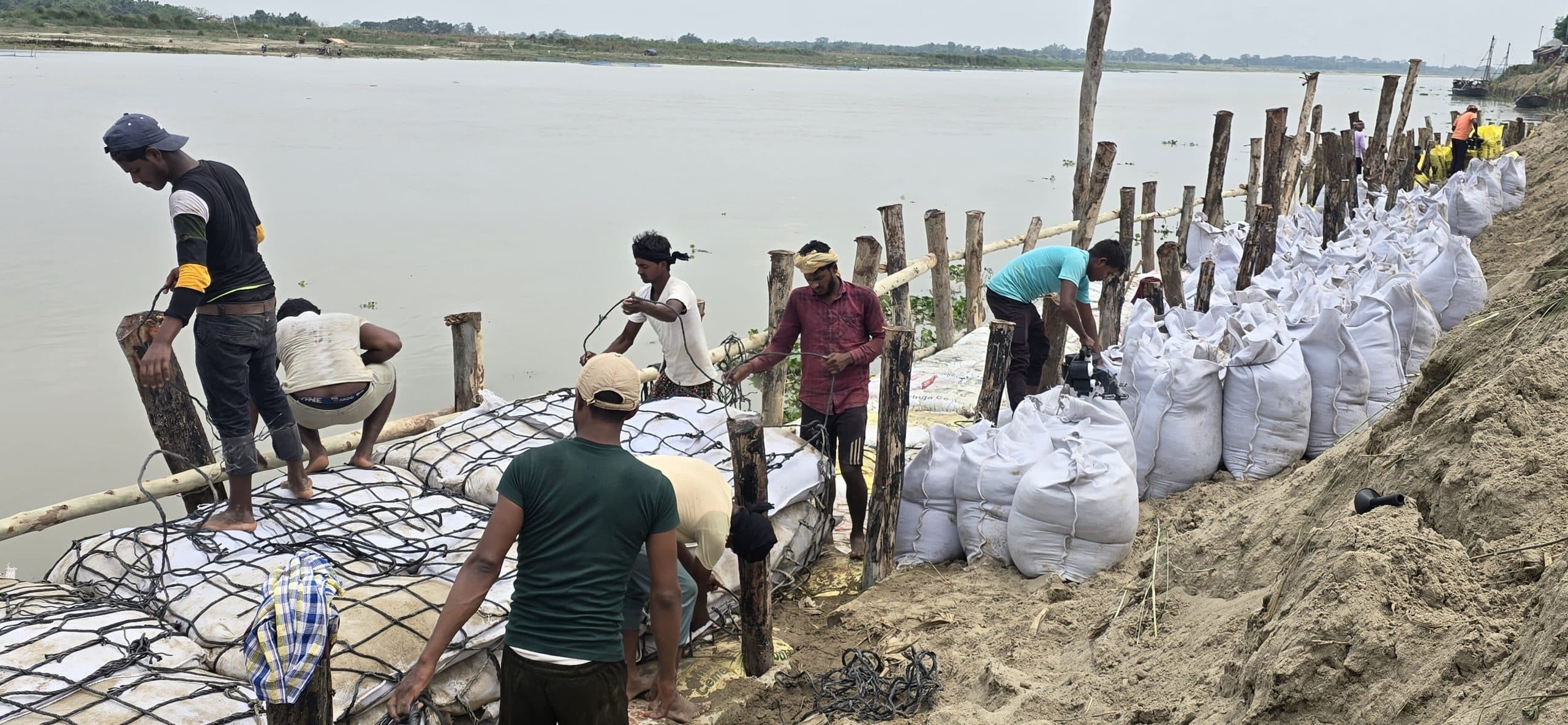बैरिया में बाढ़ संघर्षात्मक कार्य में हो रही खानापूर्ति, डीएम से जांच की मांग उठी