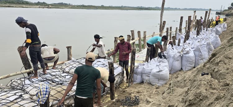 बैरिया में बाढ़ संघर्षात्मक कार्य में हो रही खानापूर्ति, डीएम से जांच की मांग उठी