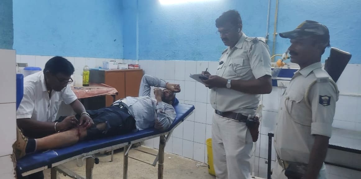 हाइवा ट्रक की ठोकर से बाइक सवार गंभीर रूप से घायल, चालक फरार