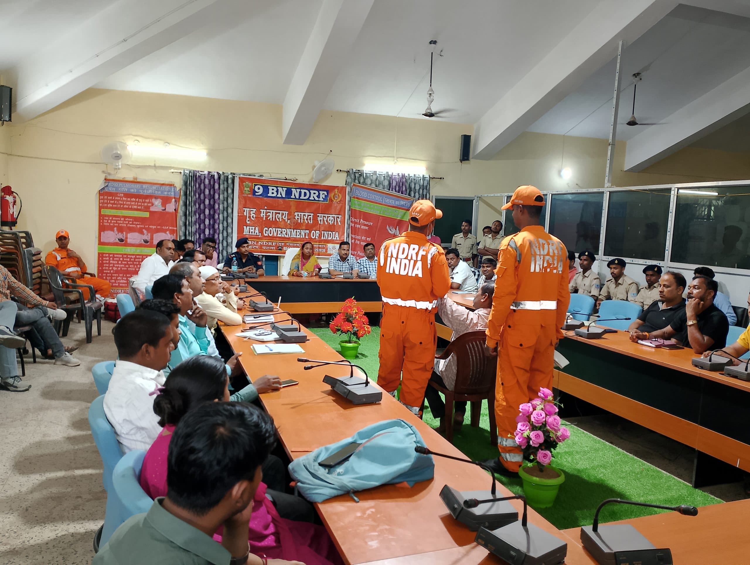 वज्रपात के दौरान खुले में मुर्गे की तरह बैठने की दी सलाह