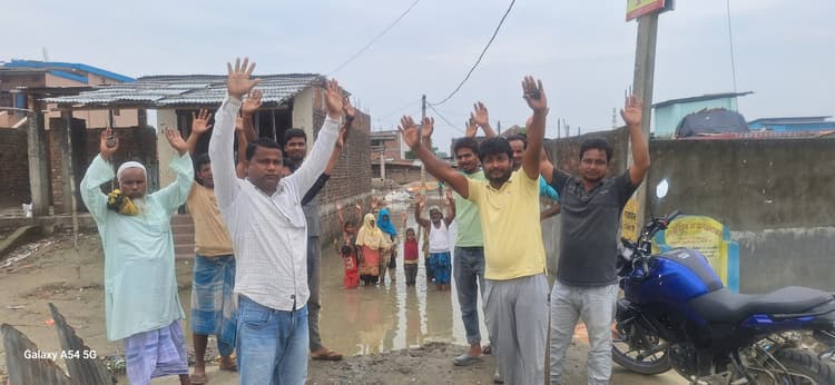 जलजमाव से परेशान ग्रामीणों ने किया आक्रोश प्रदर्शन