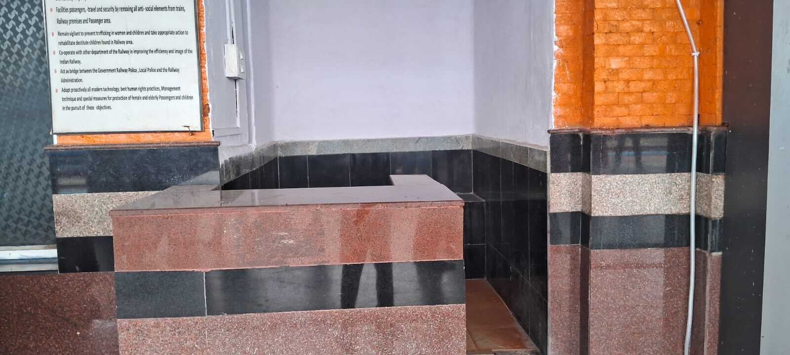 रेल मंत्री के जाते ही स्टेशन से गायब हुई साज-सज्जा की सामग्री