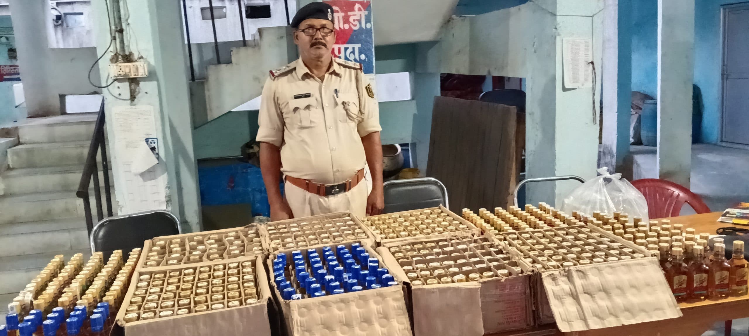 आजाद बिगहा से 10 कार्टन विदेशी शराब जब्त, धंधेबाज फरार