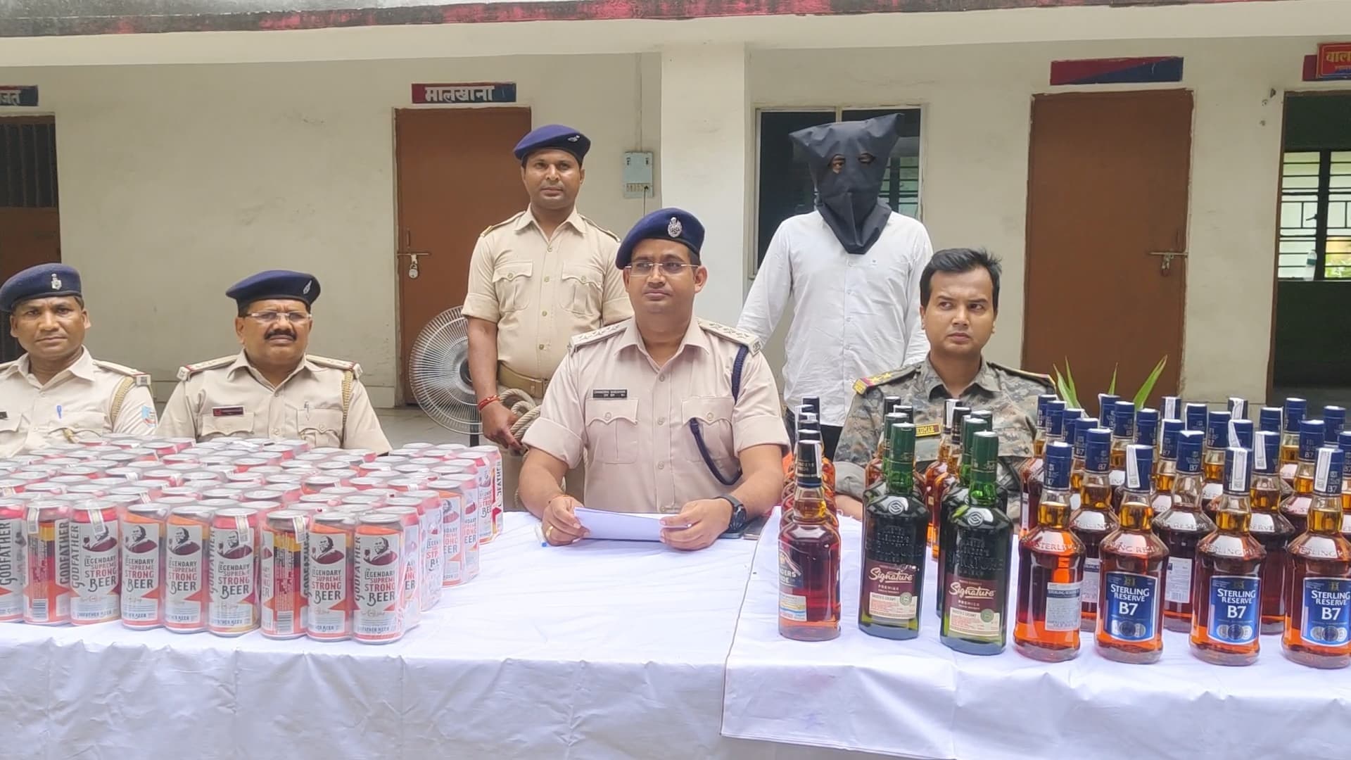 169 बोतल शराब के साथ बौंसी  का कारोबारी धराया