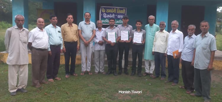 द्विजदेनी क्लब ने मेधावी छात्र-छात्राओं को किया सम्मानित