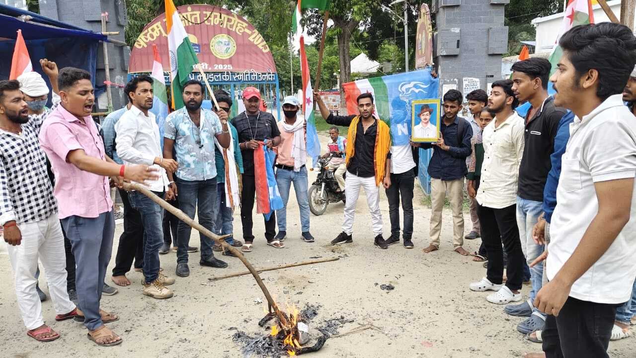 अनशन के दूसरे दिन हिरासत में लिये गये अनशनकारी