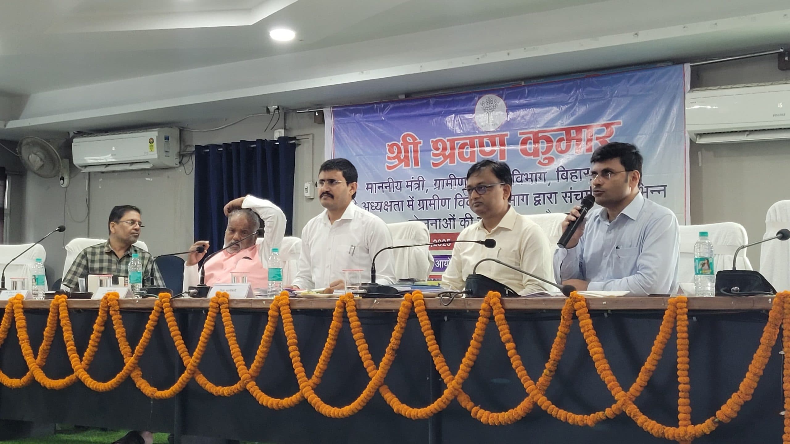 लक्ष्य के अनुरूप आवास निर्माण का कार्य पूर्ण करायें: श्रवण