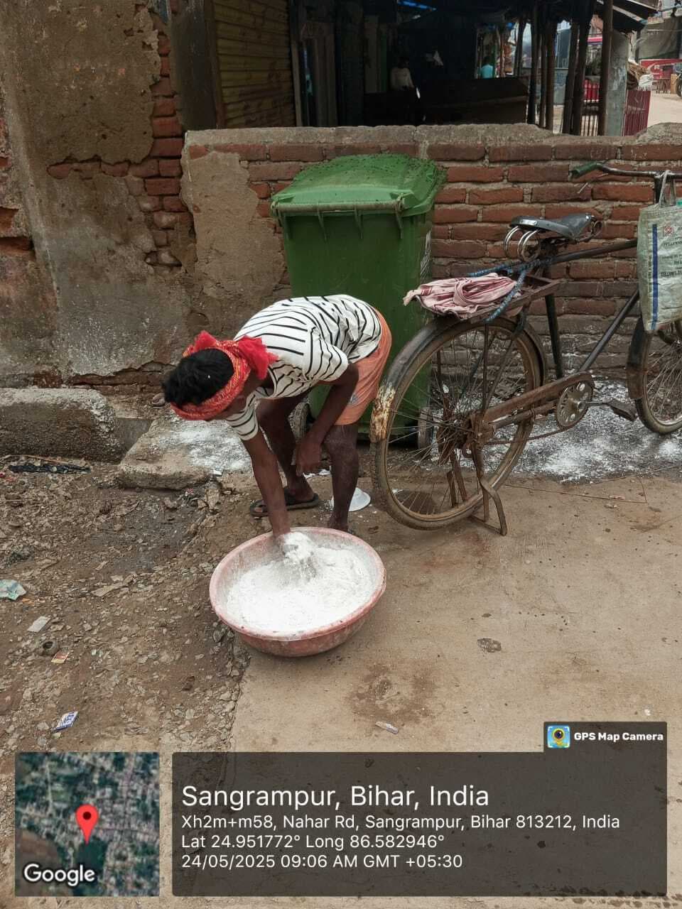 नालों की हुई सफाई, सड़क पर ब्लीचिंग पाउडर व चूना का हुआ छिड़काव