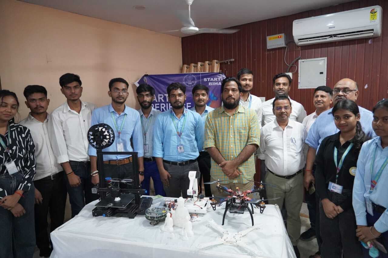 hajipur news. छात्र नौकरी खोजने के बजाय रोजगार देने वाले बनें : डीएम