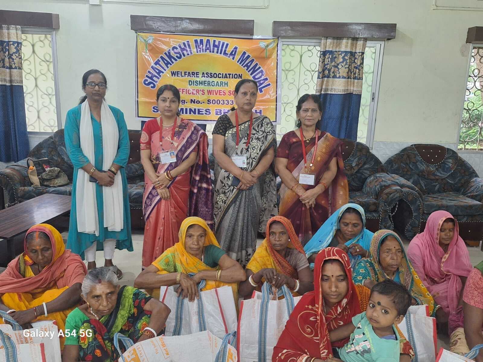 सताक्षी महिला मंडल ने महिलाओं में बांटी राशन सामग्री