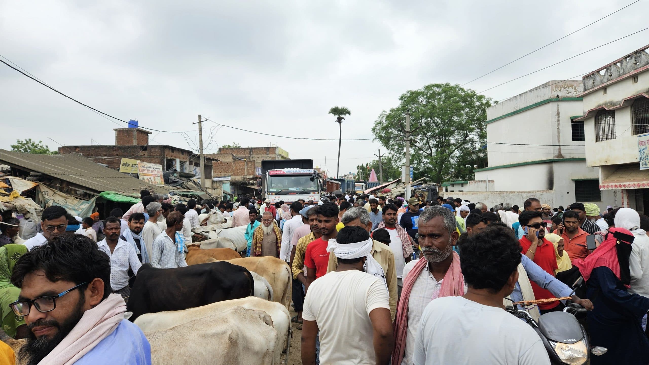 हनवारा बाजार में डेढ़ घंटे तक लगा जाम, परेशान दिखे लोग