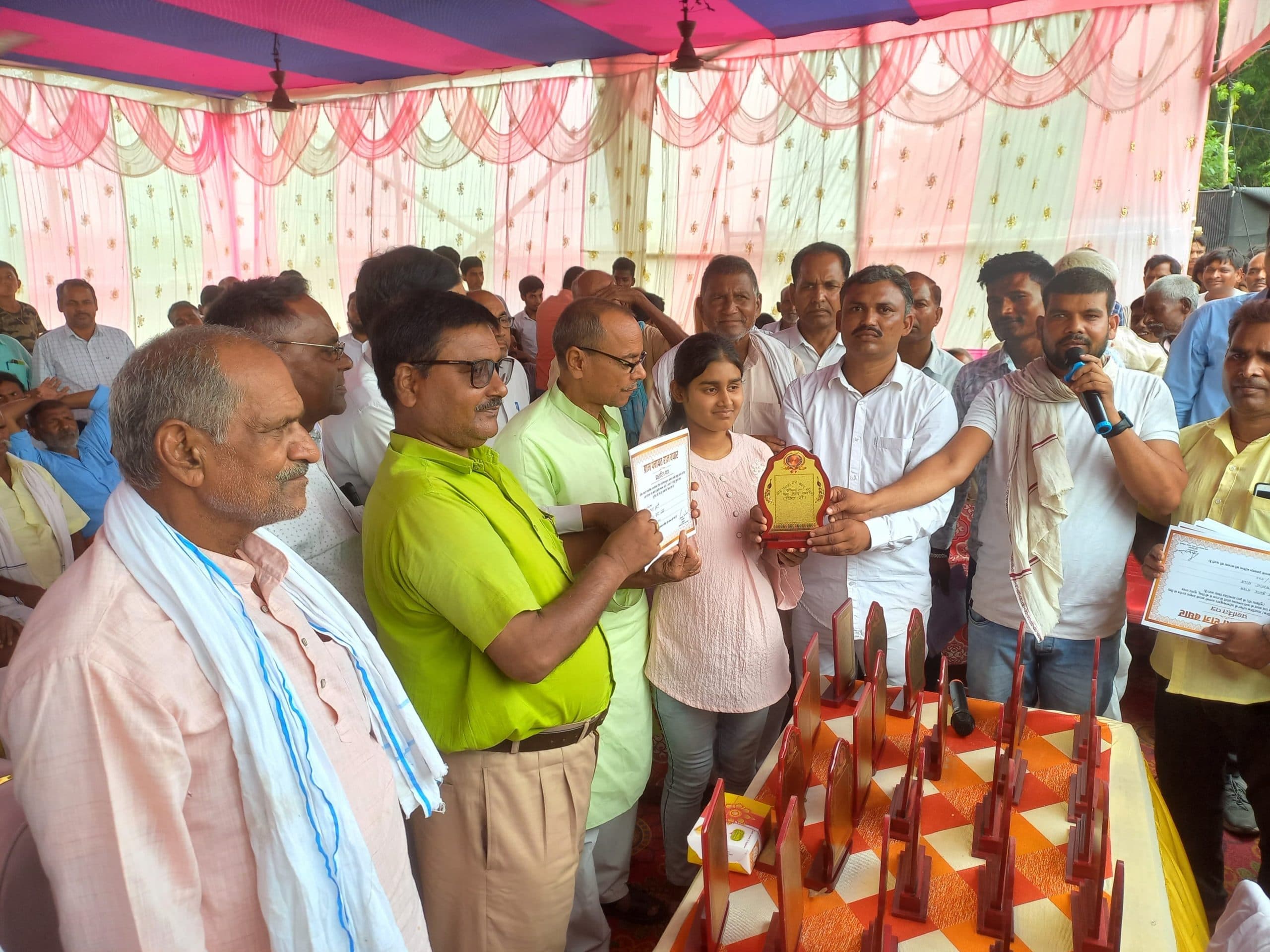 मैट्रिक व इंटर परीक्षा में अच्छे अंक लाने वाले छात्रों को किया गया सम्मानित