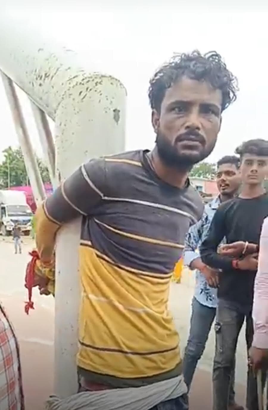 विद्यालय से साइकिल चोरी करते चोर रंगे हाथों पकड़ाया, की पिटाई, पुलिस को सौंपा