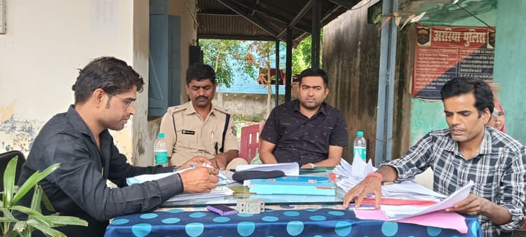 सात मामले की सुनवाई, तीन का किया निबटारा
