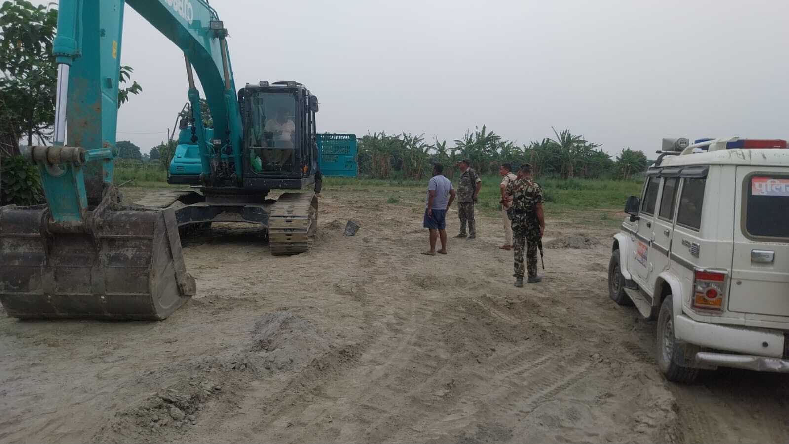 hajipur news. सफेद बालू का अवैध खनन करते दो पोकलेन जब्त