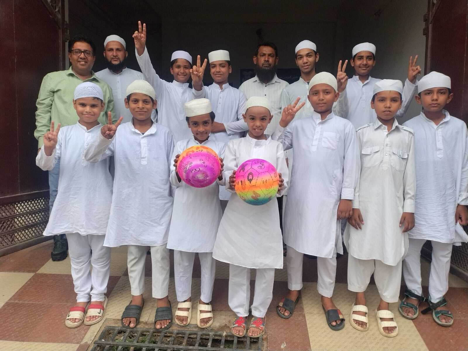 Mango Madarsa summer camp : मदरसा के बच्चों के लिए वॉलीबॉल मैच का आयोजन, विजेता हुए पुरस्कृत