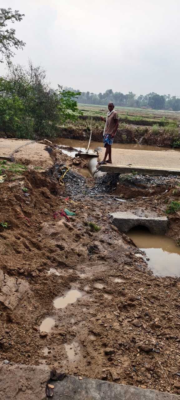 हल्की बारिश में ही सड़क व पुलिया टूट कर बर्बाद