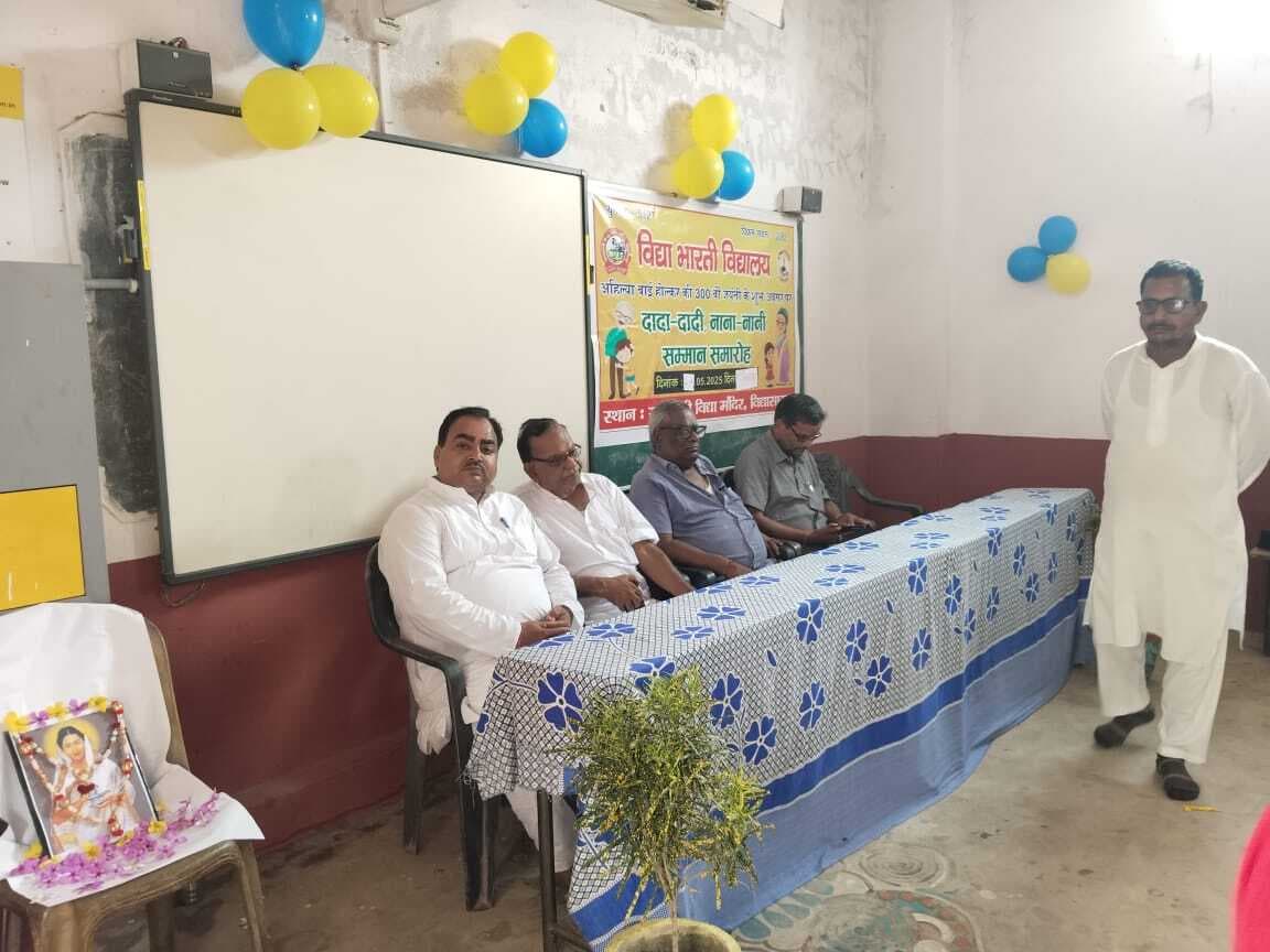 बच्चों ने दादा-दादी व नाना-नानी का किया चरण पूजन