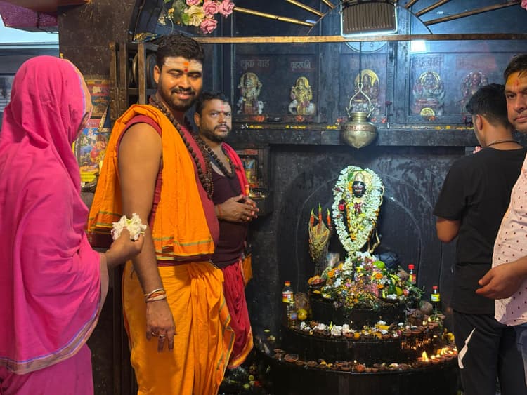 Deoghar News : शनि देव की वार्षिक पूजा व रुद्राभिषेक में उमड़े भक्त